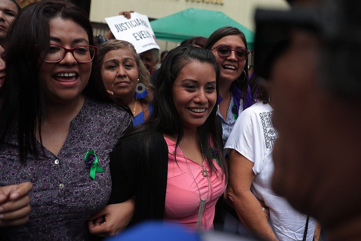 Evelyn Hernandez pozarren, irudiaren erdian, epailearen erabakia jakin ostean. RODRIGO SURA / EFE.