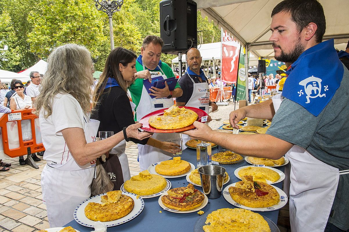 Betekada. Aurkeztutako bakoitzari zati bat kenduta, tortilla jan galanta egin zuten epaileek.  MARISOL RAMIREZ / @FOKU.