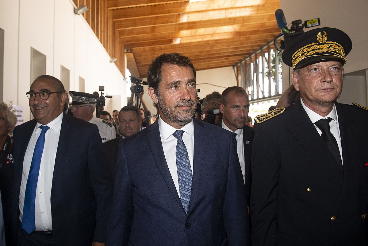Miarritzeko Villa Fal kolegioan ezarri duten ministerio arteko aginte postua bisitatu zuen Castanerrek atzo arratsaldean. GUILLAUME FAUVEAU. Miarritzeko Villa Fal kolegioan ezarri duten ministerio arteko aginte postua bisitatu zuen Castanerrek atzo arratsaldean. GUILLAUME FAUVEAU.