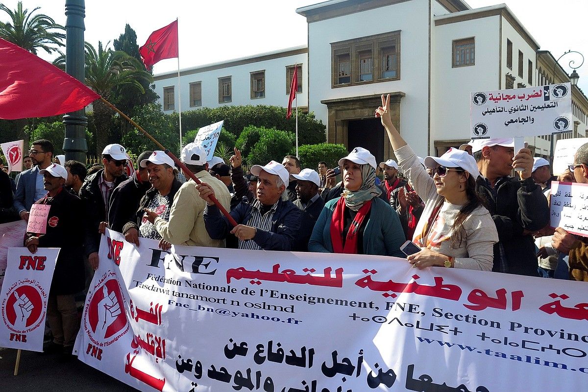 Hezkuntzan frantsesa bultzatu nahi duen lege proiektuaren kontrako protesta, Marokoko Parlamentuaren aurrean, apirilean. FATIMA ZOHRA BOUAZIZ / EFE.