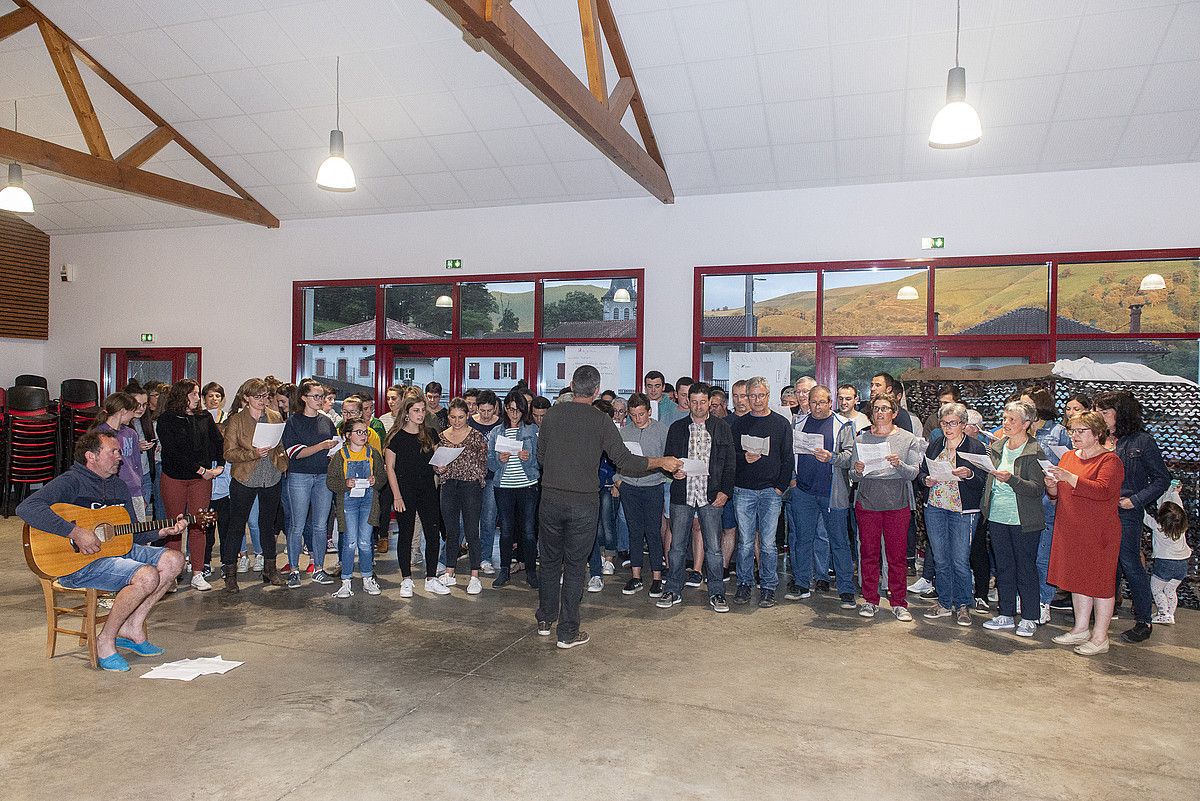 Hiru zitxun ikusgarriaren prestaketarekin ekainaren 21ean hasi ziren. GUILLAUME FAUVEAU. Hiru zitxun ikusgarriaren prestaketarekin ekainaren 21ean hasi ziren. GUILLAUME FAUVEAU.