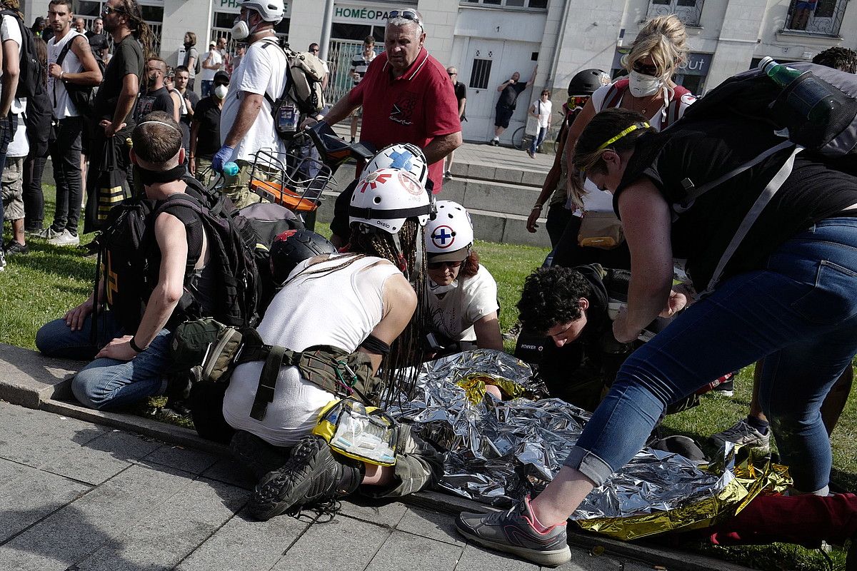 Karrikako mediku talde bat lagun bat artatzen, Naoneden, hilaren hasieran. THIBAULT VANDERMERSCH / EFE. Karrikako mediku talde bat lagun bat artatzen, Naoneden, hilaren hasieran. THIBAULT VANDERMERSCH / EFE.