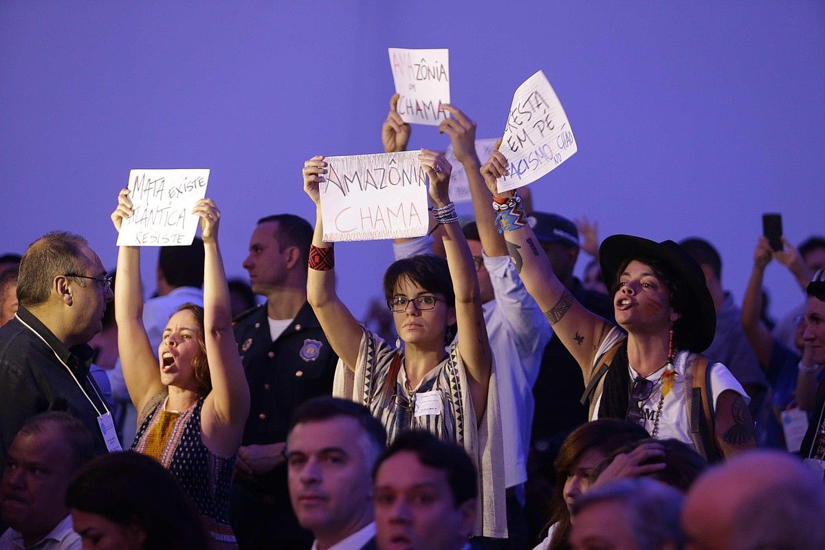 Aktibista batzuk Brasilgo ingurumen ministroari txistu egiten , Brasilen. EFE/STR.