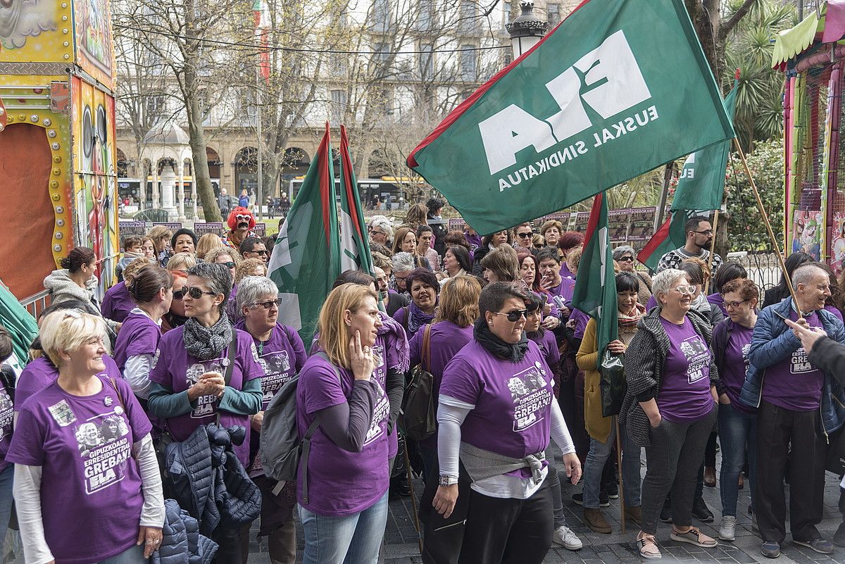 Gipuzkoako zahar etxeetako langileen protesta bat, martxoan. ANDONI CANELLADA / FOKU.