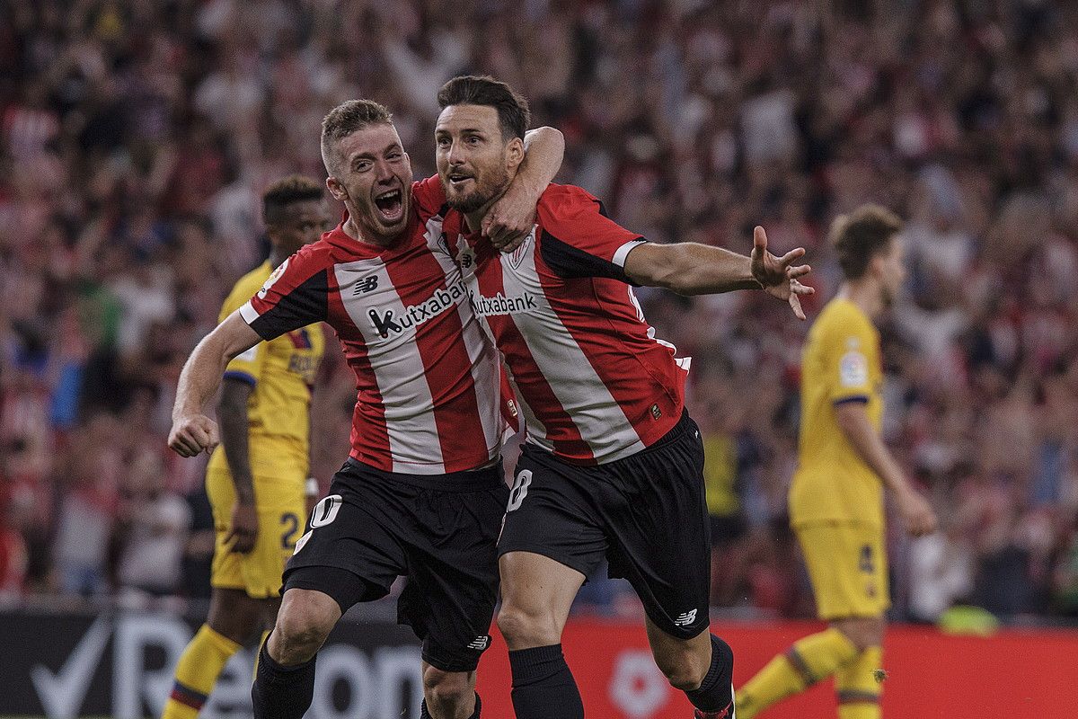 Iker Muniain eta Aritz Aduriz, aurrelariak Bartzelonari sartutako gola ospatzen. ARITZ LOIOLA / FOKU.