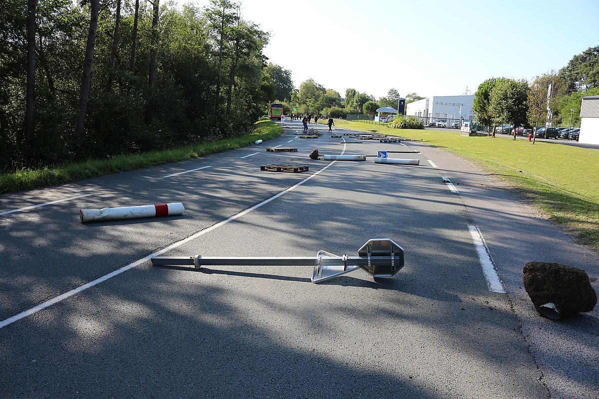 Hainbat lagunek errepidea moztu zuten Urruñan, eta Polizia oldartu egin zitzaien. EKHI ERREMUNDEGI.