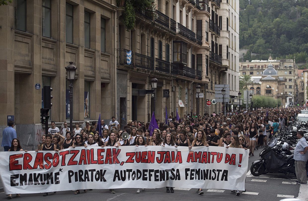 Festa bertan behera utzi, eta manifestazioa egin zuten Donostiako Piratek abuztuaren 14an. JUAN CARLOS RUIZ/FOKU.
