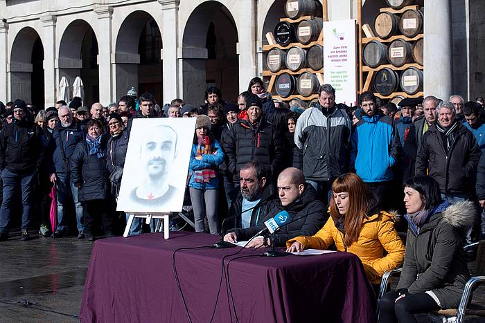 Oier Gomenez hurbilekoen prentsaurrekoa, gaur, Gasteizko Plaza Berrian. ADRIAN RUIZ DE HIERRO, EFE