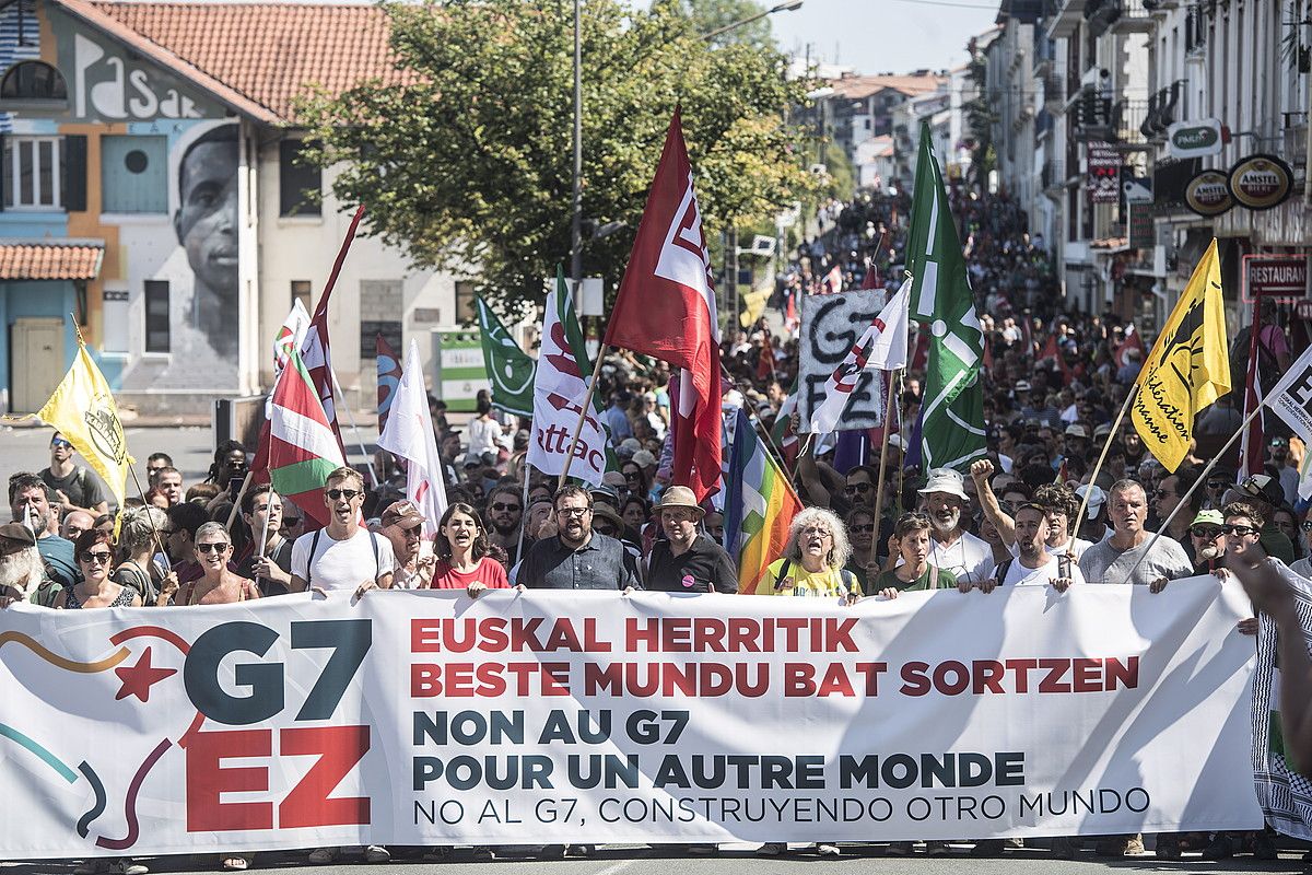 G7koen kontrako plataformako kideak, atzo eguerdian, Hendaia eta Irun artean egin zuten manifestazio jendetsuan. JAGOBA MANTEROLA / FOKU.