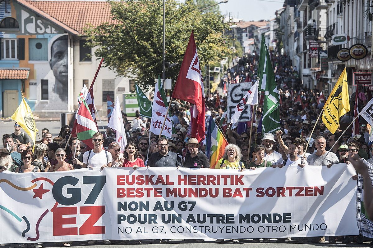 G7koen kontrako plataformako kideak, atzo eguerdian, Hendaia eta Irun artean egin zuten manifestazio jendetsuan. JAGOBA MANTEROLA / FOKU. G7koen kontrako plataformako kideak, atzo eguerdian, Hendaia eta Irun artean egin zuten manifestazio jendetsuan. JAGOBA MANTEROLA / FOKU.