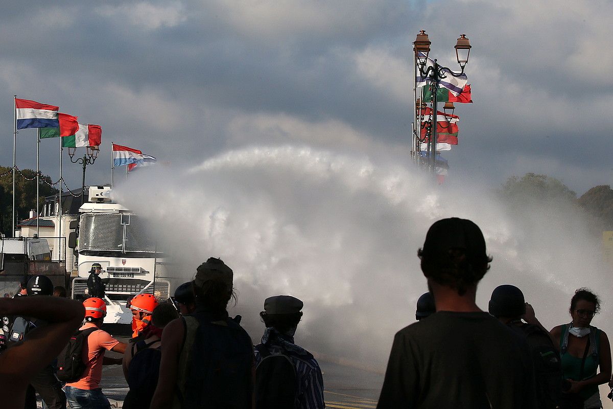 Ur kanoidun kamioia erabili zuen Poliziak atzo arratsaldean. FREDERIC SCHEIBER / EFE. Ur kanoidun kamioia erabili zuen Poliziak atzo arratsaldean. FREDERIC SCHEIBER / EFE.