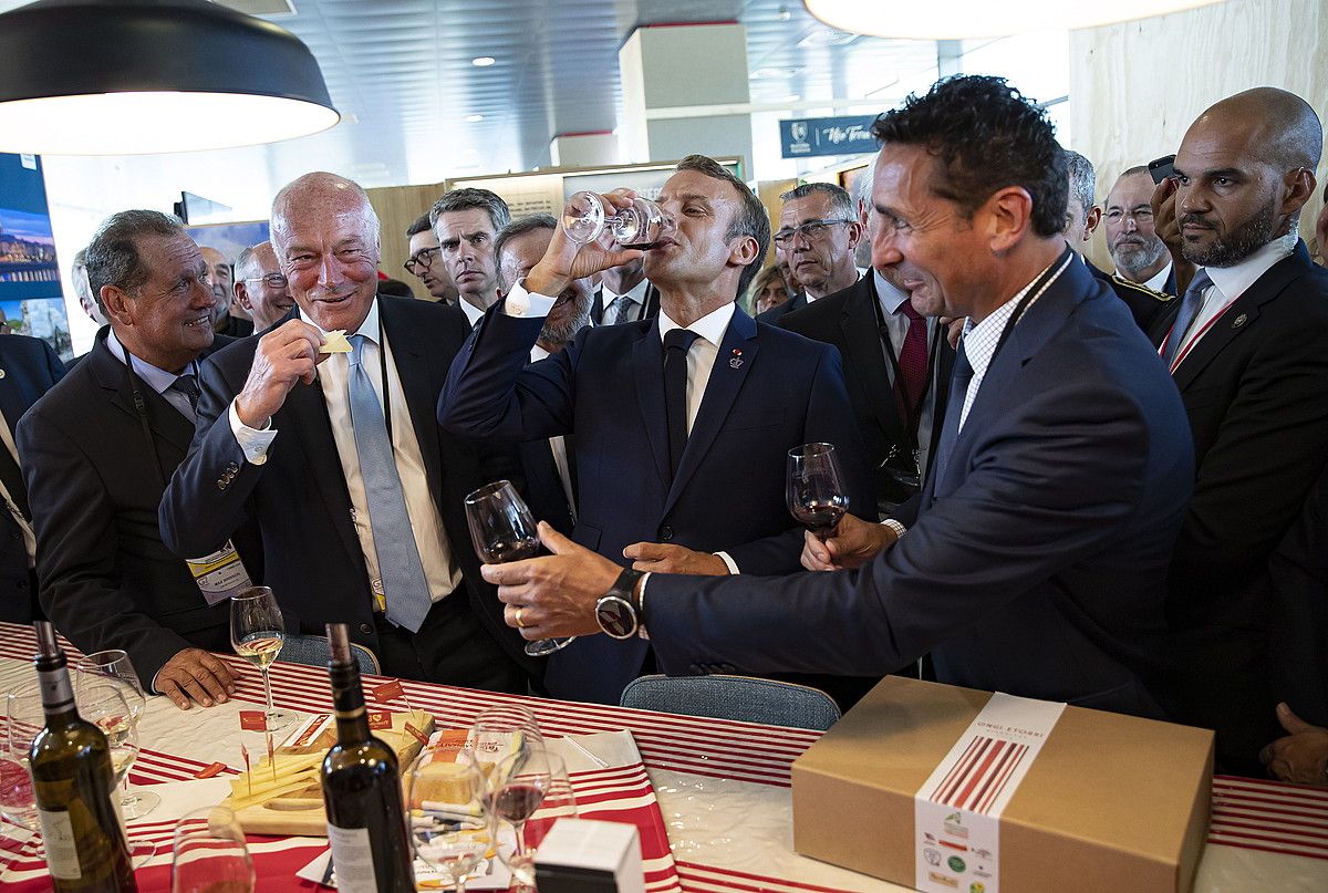 Max Brisson, Alain Rousset eta Emmanuel Macron, dastaketan. IAN LANGSDON / EFE. Max Brisson, Alain Rousset eta Emmanuel Macron, dastaketan. IAN LANGSDON / EFE.