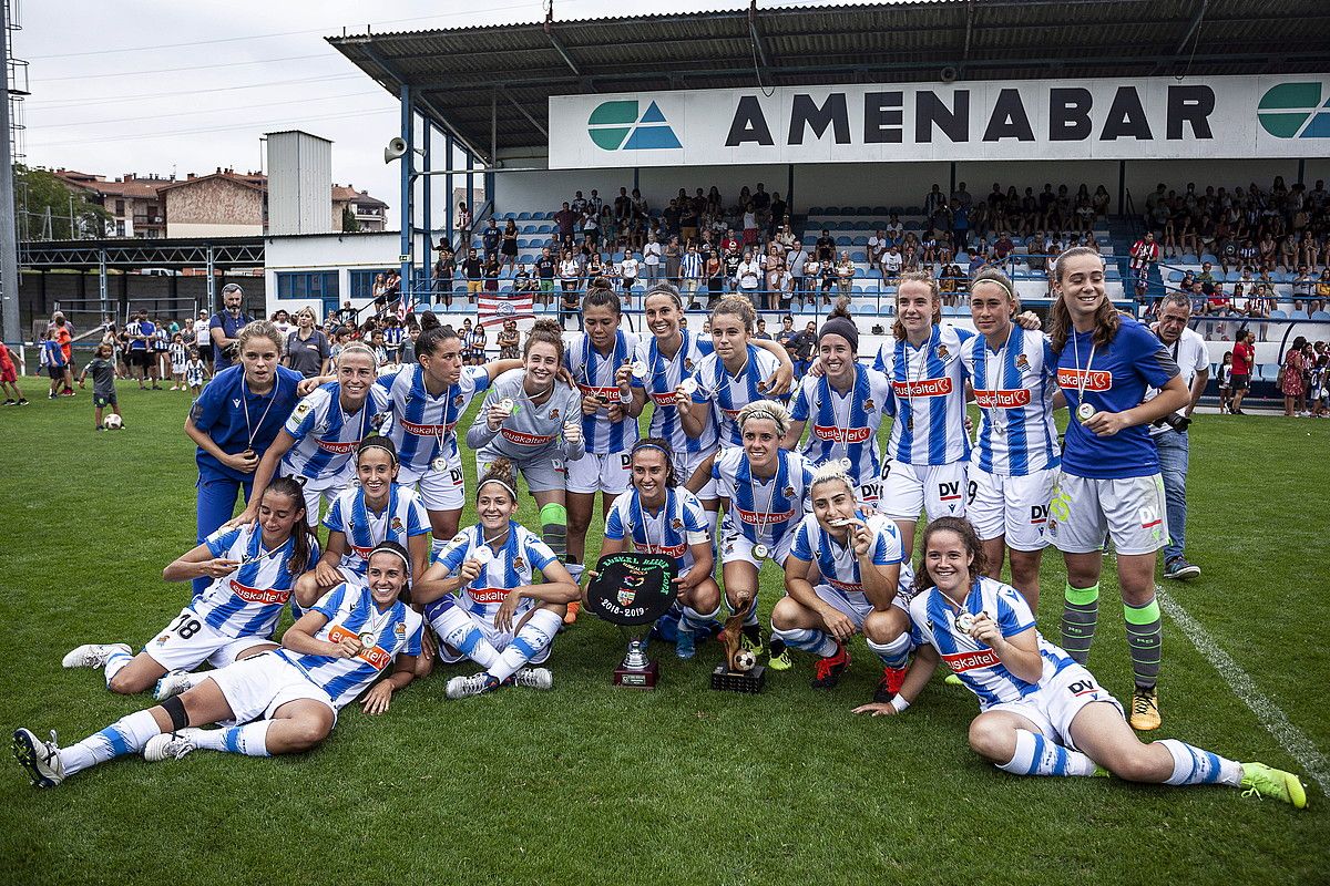 Realeko jokalariak, Euskal Herria kopako garaikurrarekin, atzo. ARITZ LOIOLA / FOKU. Realeko jokalariak, Euskal Herria kopako garaikurrarekin, atzo. ARITZ LOIOLA / FOKU.