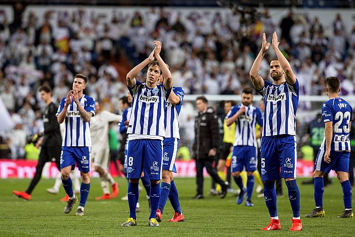 Alaveseko jokalariak, partida amaitu ostean. RODRIGO JIMENEZ, EFE