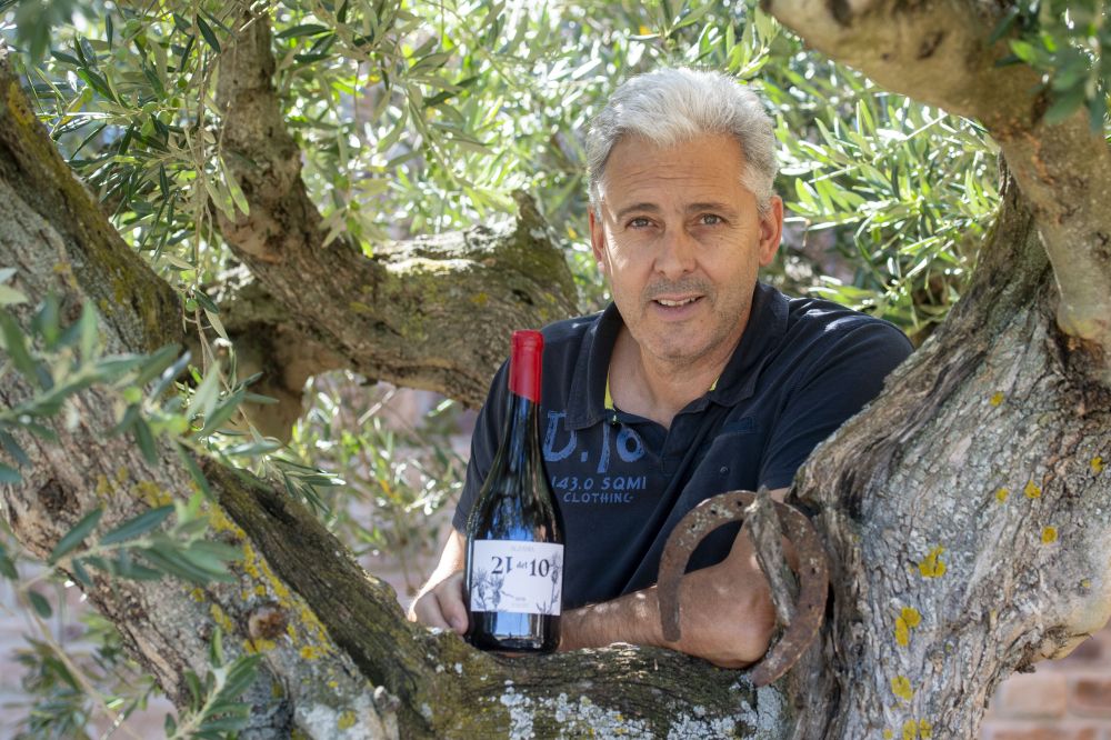 Los Arcosen, Jose Manuel Etxeberria, Alzania upategiko ardo botila bat duela. IDOIA ZABALETA / FOKU Los Arcosen, Jose Manuel Etxeberria, Alzania upategiko ardo botila bat duela. IDOIA ZABALETA / FOKU