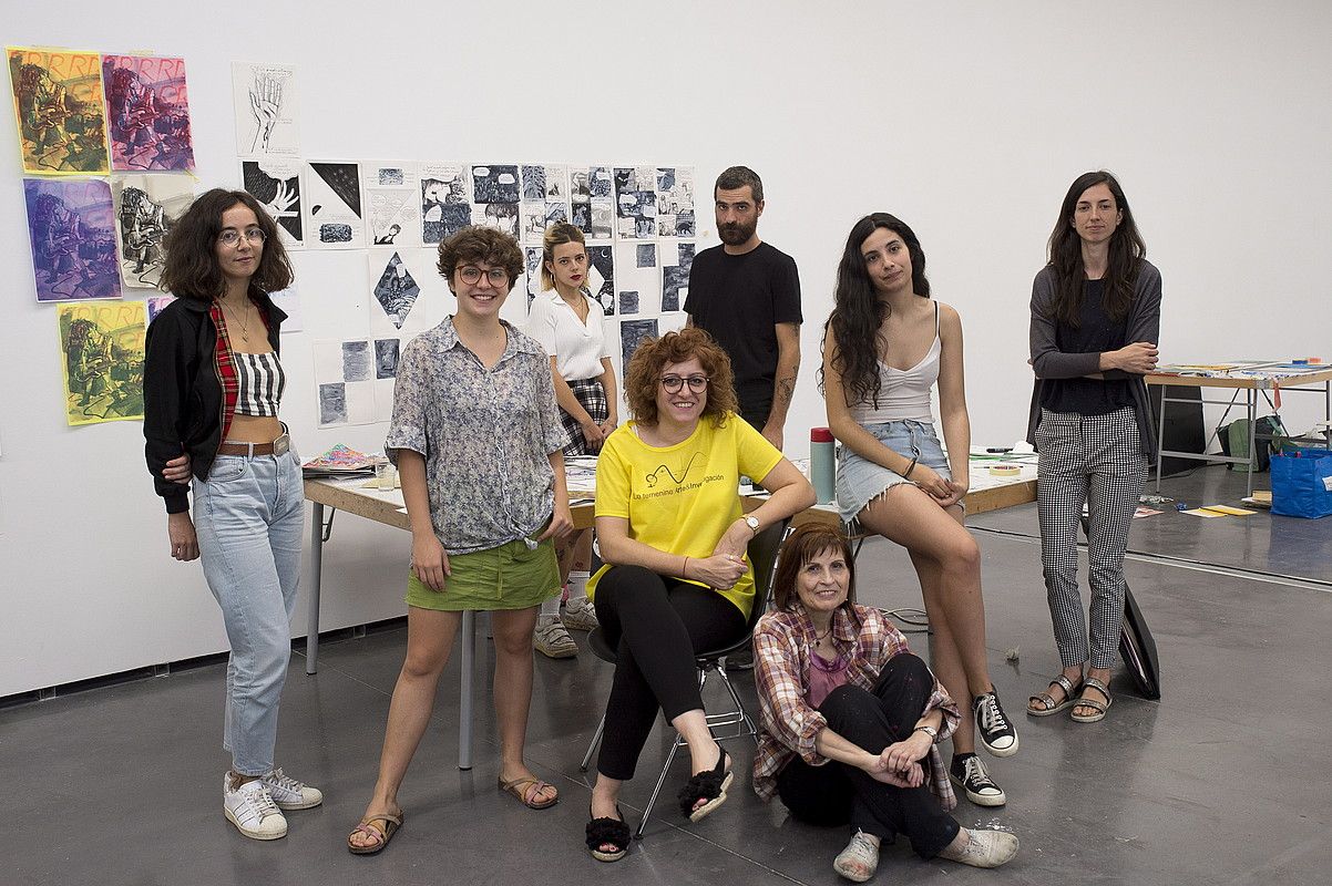 Goian: Carlota Vida, Elvira Hernandez, Ana Holmes, Gabriel Coca, Karmele Oteros eta Nagore Amenabarro; azpian: Nati Garbaio eta Silvia Etxandi. IÑIGO URIZ / FOKU. Goian: Carlota Vida, Elvira Hernandez, Ana Holmes, Gabriel Coca, Karmele Oteros eta Nagore Amenabarro; azpian: Nati Garbaio eta Silvia Etxandi. IÑIGO URIZ / FOKU.