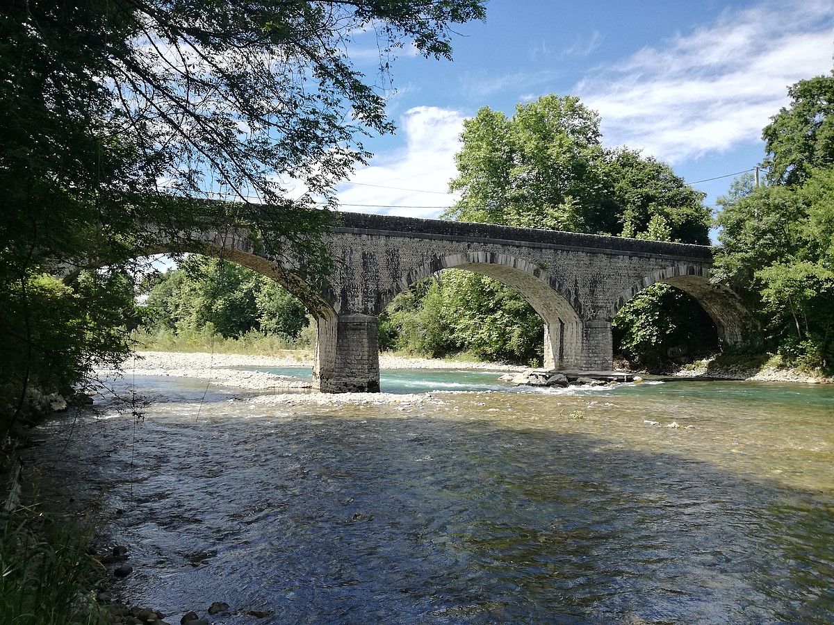 Uhaitza zeharkatzeko Jeztazeko zubia herriaren berezitasunaren ikurra da. M. LAGARONNE.