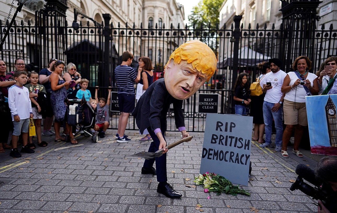 Boris Johnson lehen ministro britainiarraz mozorrotutako manifestari bat, Londresko Downing Streeteko 10.aren aurrean, atzo. WILL OLIVER / EFE.