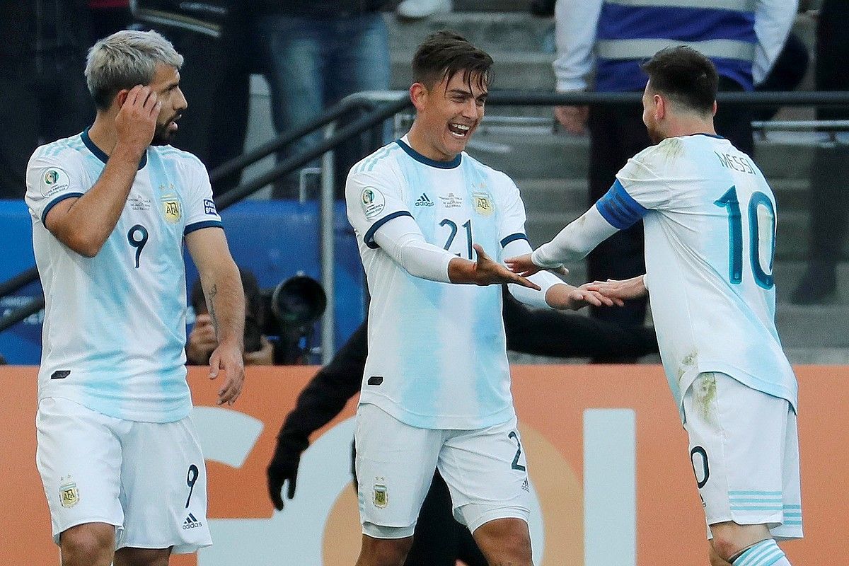 Sergio Aguero, Paulo Dybala eta Lionel Messi eta gol bat ospatzen. PAULO WHITAKER / EFE. Sergio Aguero, Paulo Dybala eta Lionel Messi eta gol bat ospatzen. PAULO WHITAKER / EFE.