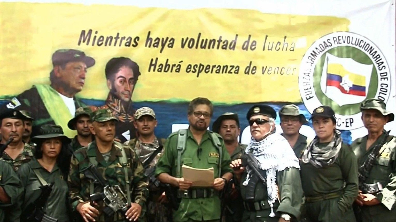 Ivan Marquez gerrillari ohiak adierazpen bat irakurri zuen, FARC siglekin sinatua, eta sarera igo zuten bideoa atzo goizaldean. EFE.