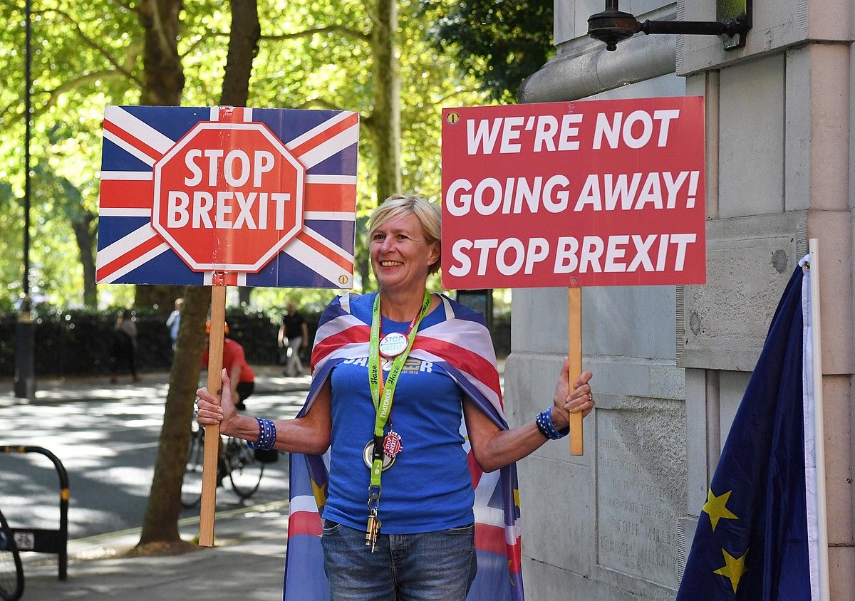 Brexit-aren aurkako manifestari bat, atzo, Londresen. FACUNDO ARRIZABALAGA / EFE.