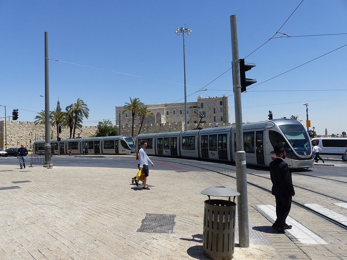 Jerusalemgo lehen tranbia linea, 2014an. CLAUDE VILLETANEUSE. Jerusalemgo lehen tranbia linea, 2014an. CLAUDE VILLETANEUSE.