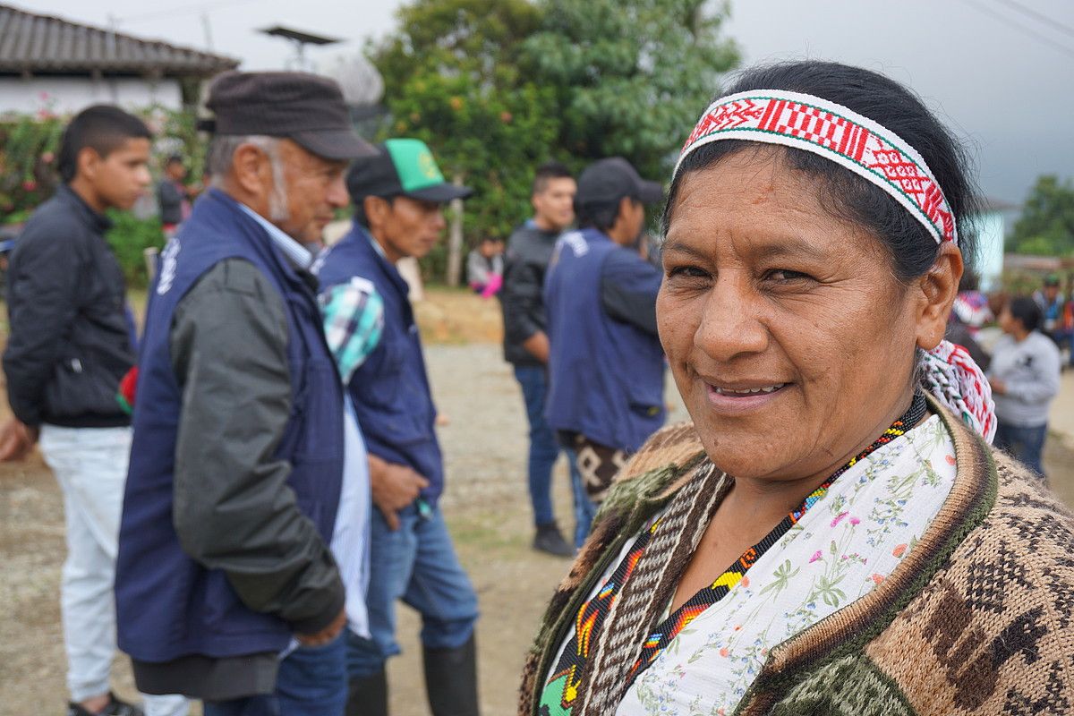 Kolonbiako lider sozial batzuk Cristal Paez nasa indigenen babeslekuan elkartuta, joan den uztail amaieran. JON ARTANO IZETA.