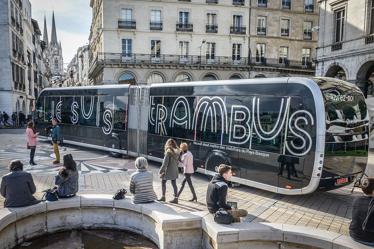 Tram'bus ibilgailua, autobusaren eta tranbiaren hibridoa, Baionako herriko etxearen aitzinean. ISABELLE MIQUELESTORENA.