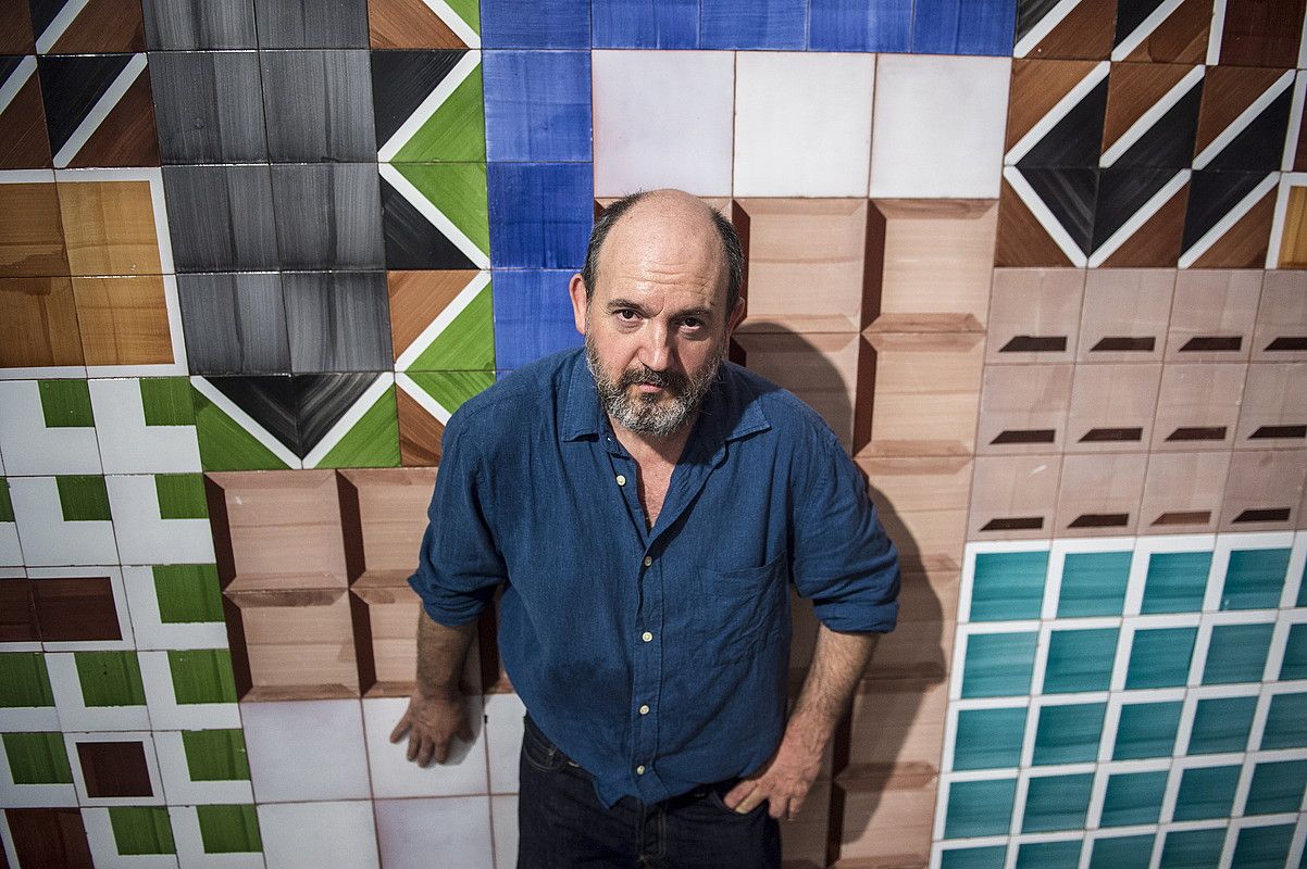 Fernando Renes, Bilbo Arten instalatu berri duen mosaikoaren zati bat atzean duela. MARISOL RAMIREZ / FOKU. Fernando Renes, Bilbo Arten instalatu berri duen mosaikoaren zati bat atzean duela. MARISOL RAMIREZ / FOKU.