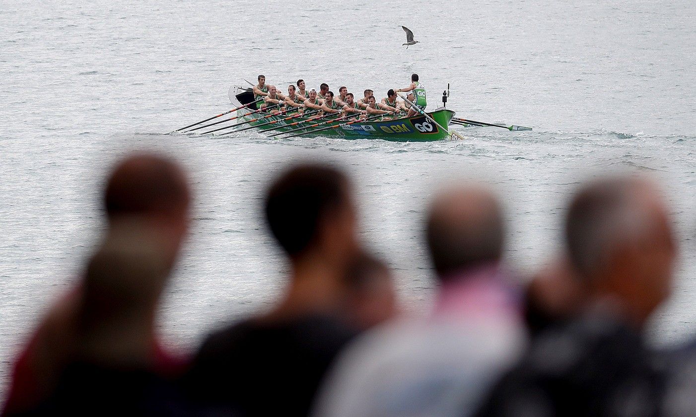 Hondarribia, ahalegin betean, herenegun, Kontxako Banderako lehen jardunaldian. JUAN HERRERO / EFE.