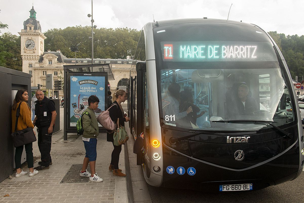 Jendea Tram'busean sartzen, atzo. GUIILAUME FAUVEAU.