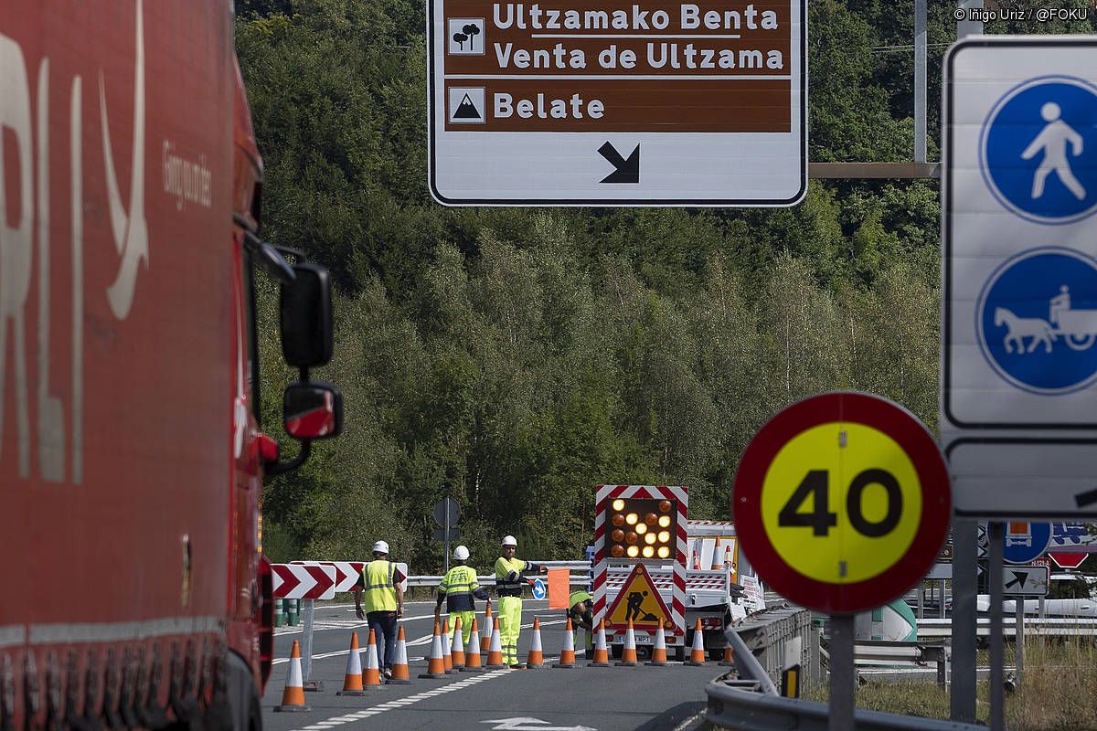 Langile batzuk trafikoa Belateko mendaterat desbideratzen. IÑIGO URIZ / FOKU