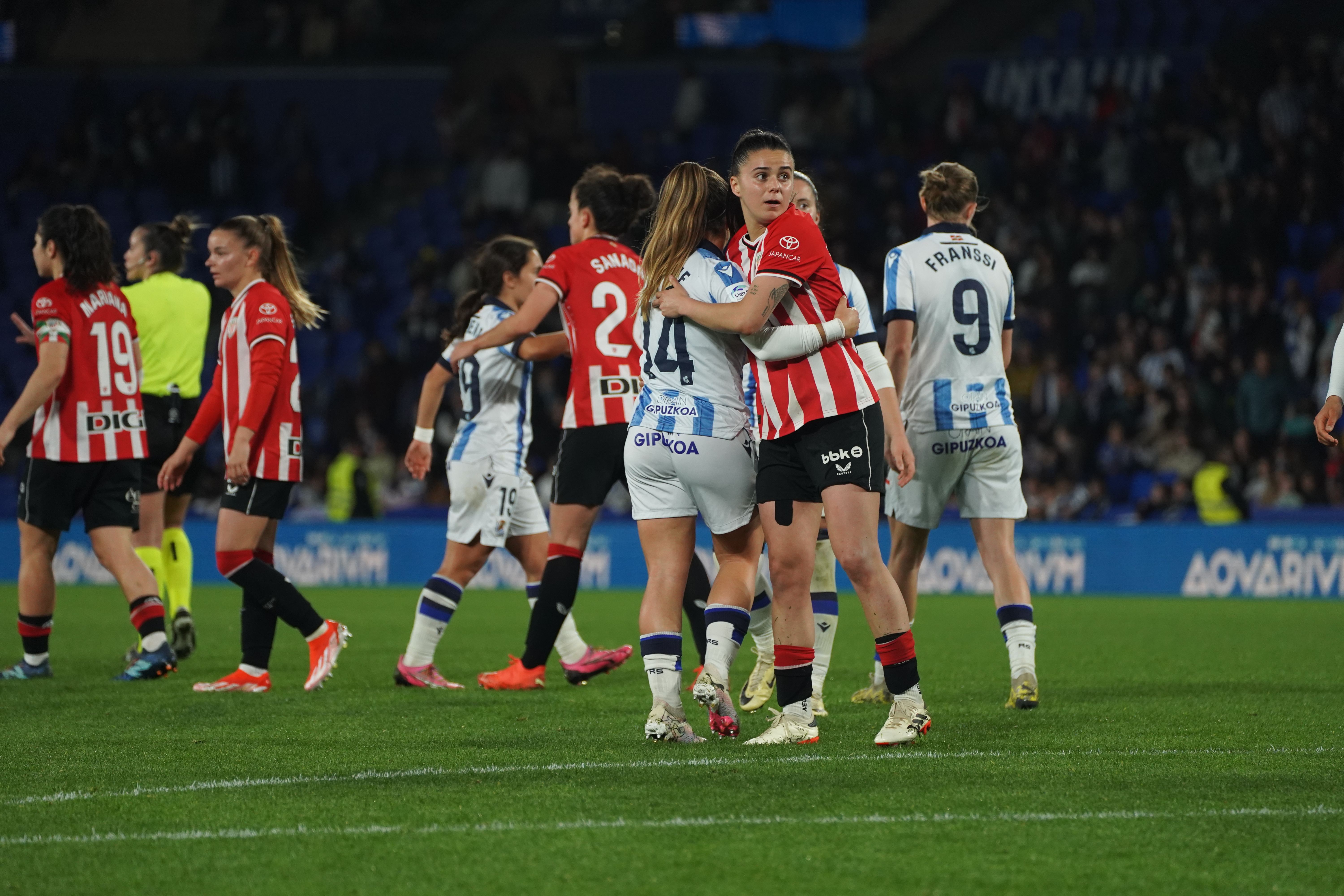 Realeko eta Athleticeko jokalariak iaz, Anoetan. JON URBE / FOKU