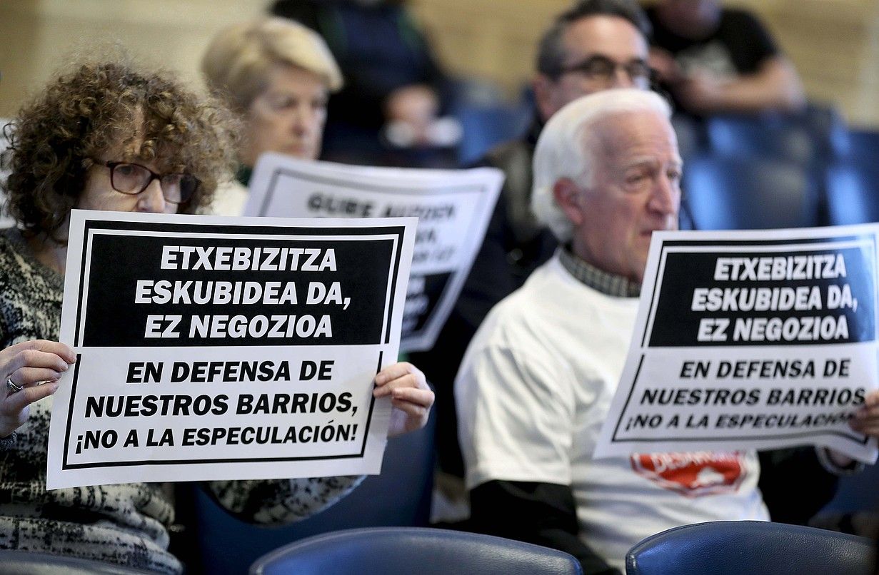 Herritar batzuk, etxebizitza turistikoen ordenantzaz kexu, Donostiako udalbatzan. JUAN HERRERO / EFE.