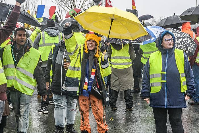 Jaka Horiek protesta egin dute gaur arratsaldean Baionan. ISABELLE MIQUELESTORENA