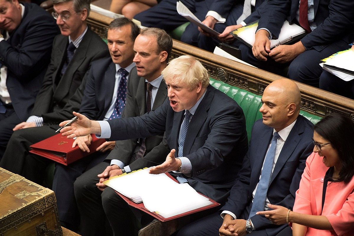 Boris Johnson Erresuma Batuko lehen ministroa keinuka, Jeremy Corbyn Alderdi Laboristako burua hitz egiten ari zenean, atzo, parlamentuan. JESSICA TAYLOR / EFE. Boris Johnson Erresuma Batuko lehen ministroa keinuka, Jeremy Corbyn Alderdi Laboristako burua hitz egiten ari zenean, atzo, parlamentuan. JESSICA TAYLOR / EFE.