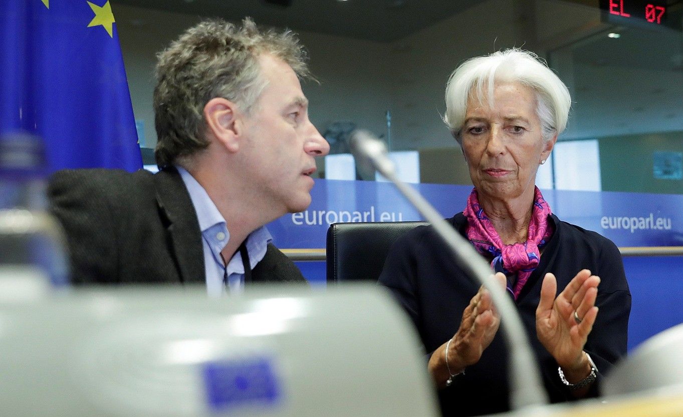 Lagarde —eskuinean— galderak erantzuten, atzo, Bruselan. OLIVIER HOSLET /EFE.