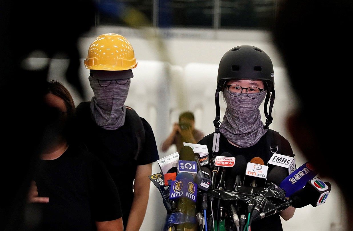 Protestarien bi ordezkari, gobernadorearen erabakiaren balorazioa egiten, atzo. JEON HEON-KYUN / EFE. Protestarien bi ordezkari, gobernadorearen erabakiaren balorazioa egiten, atzo. JEON HEON-KYUN / EFE.