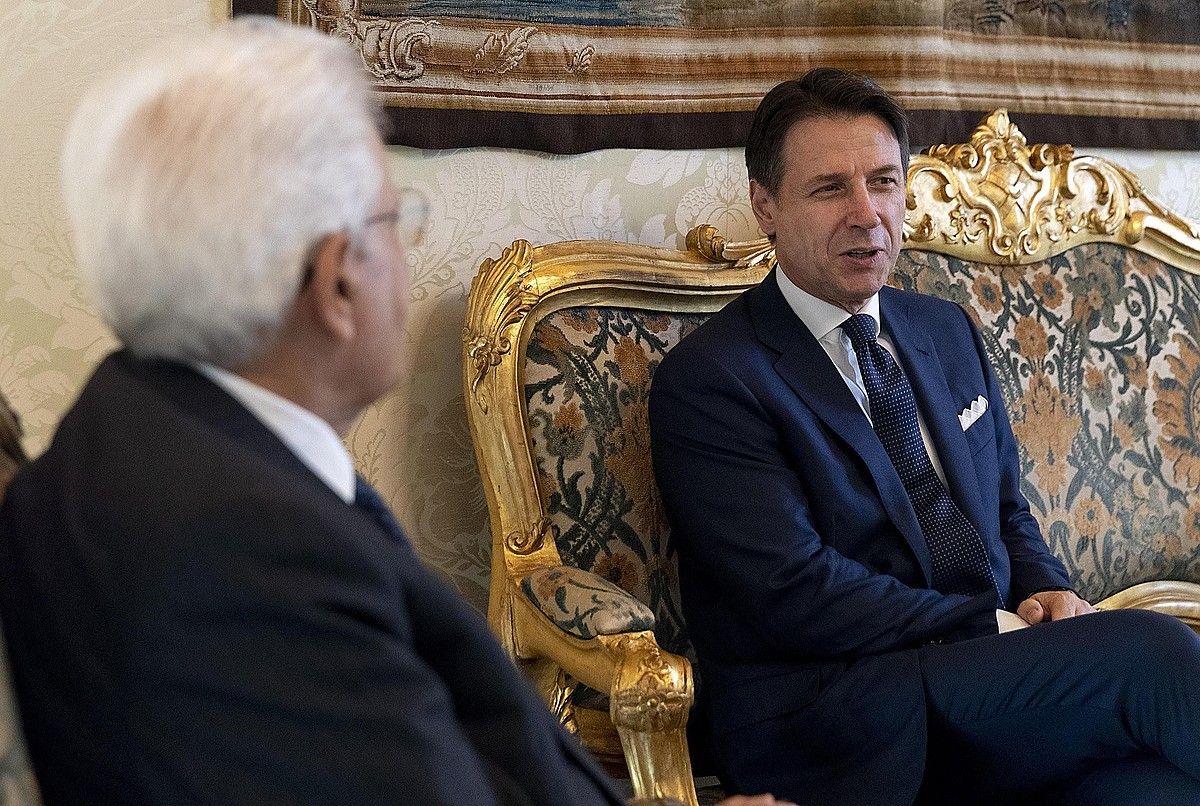 Conte lehen ministrogaia, Mattarella presidentearekin bileran, atzo, Erromako Kirinal jauregian. PAOLO GIANDOTTI / EFE. Conte lehen ministrogaia, Mattarella presidentearekin bileran, atzo, Erromako Kirinal jauregian. PAOLO GIANDOTTI / EFE.