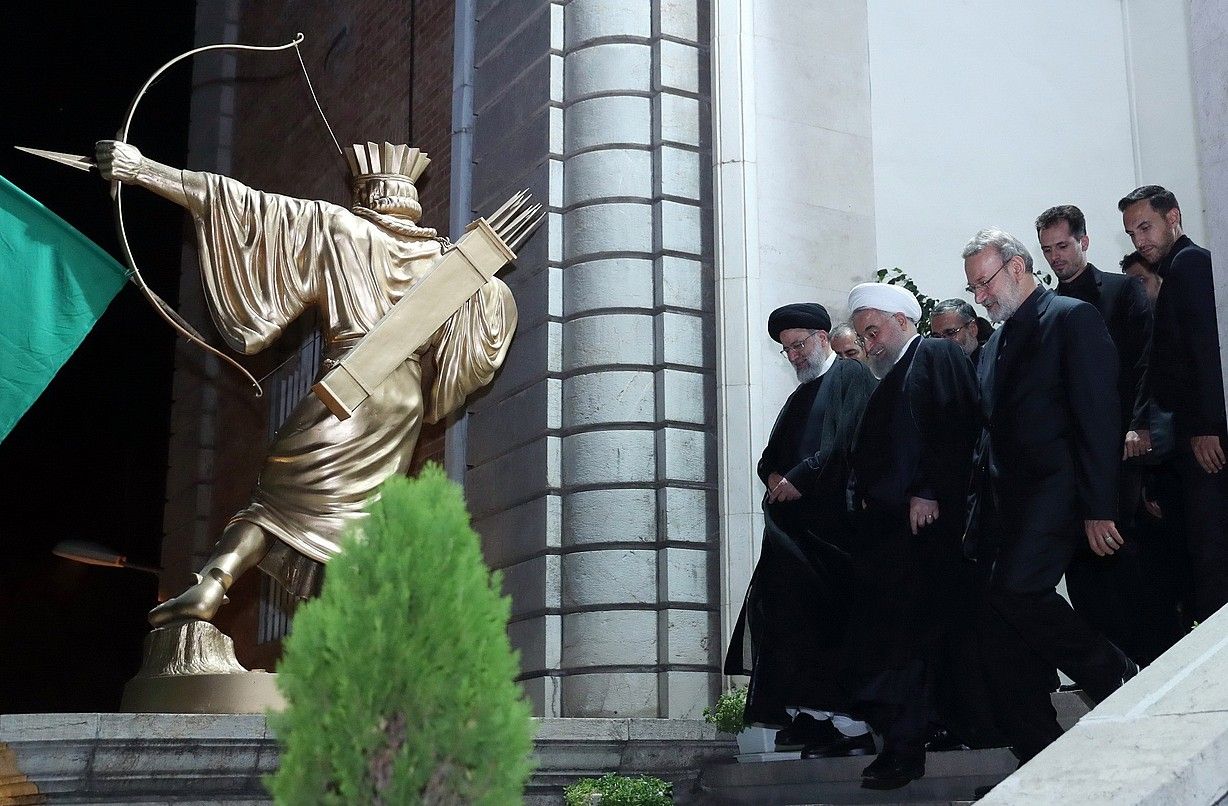 Rohani Irango presidentea —turbante zuria duena—, atzean hainbat funtzionario dituela, herenegun, Teheranen. EFE. Rohani Irango presidentea —turbante zuria duena—, atzean hainbat funtzionario dituela, herenegun, Teheranen. EFE.