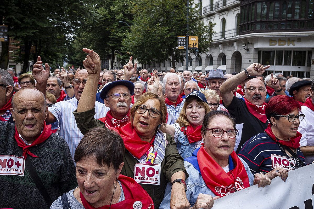 Pentsiodunek manifestazio jendetsua egin dute aurten, Bilboko Aste Nagusiko astelehenarekin bat eginda. A. LOIOLA / FOKU.