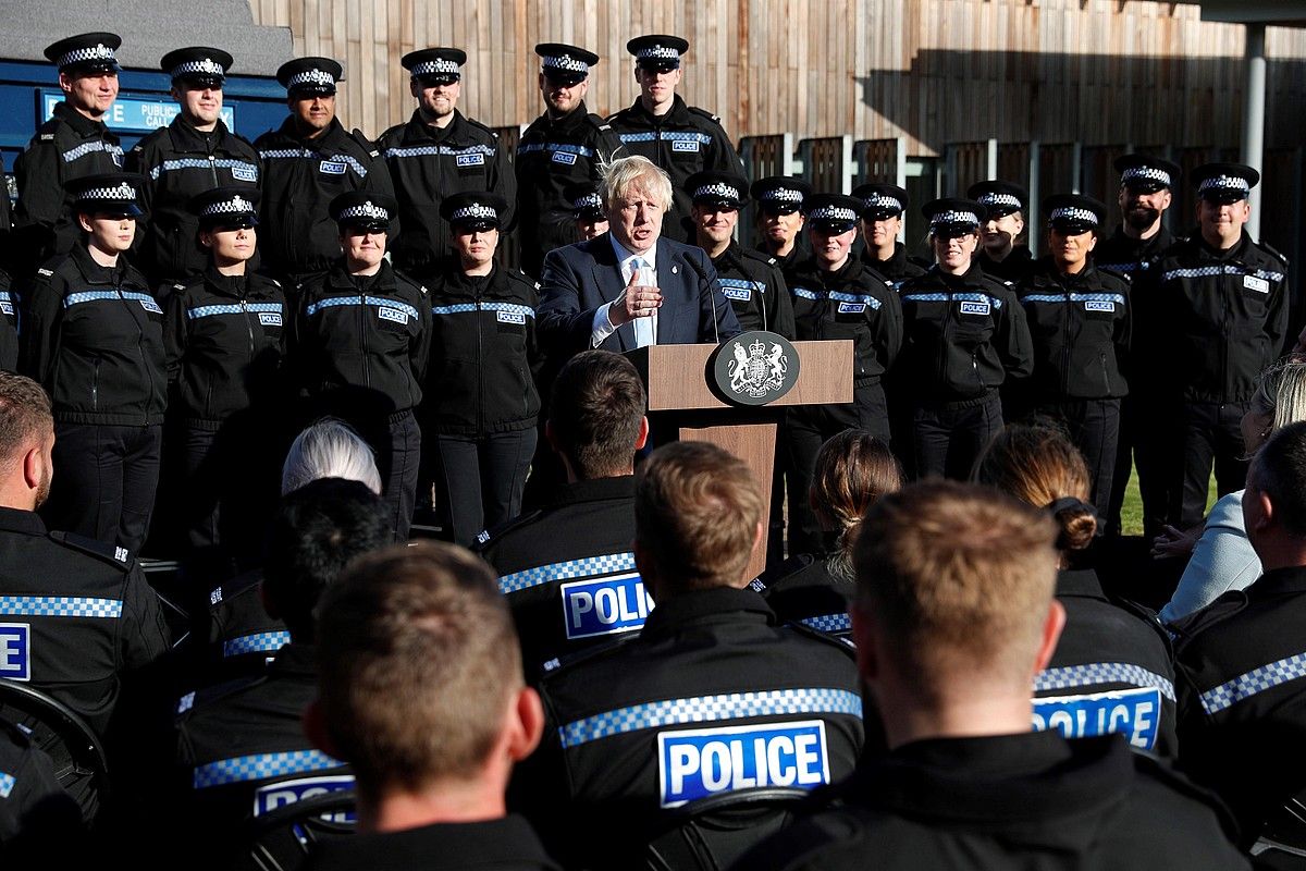 Boris Johnson Erresuma Batuko lehen ministroa Poliziako errekrutekin, atzo, Mendebaldeko Yorkshiren (Ingalaterra iparraldea). DARREN STAPLES / EFE.
