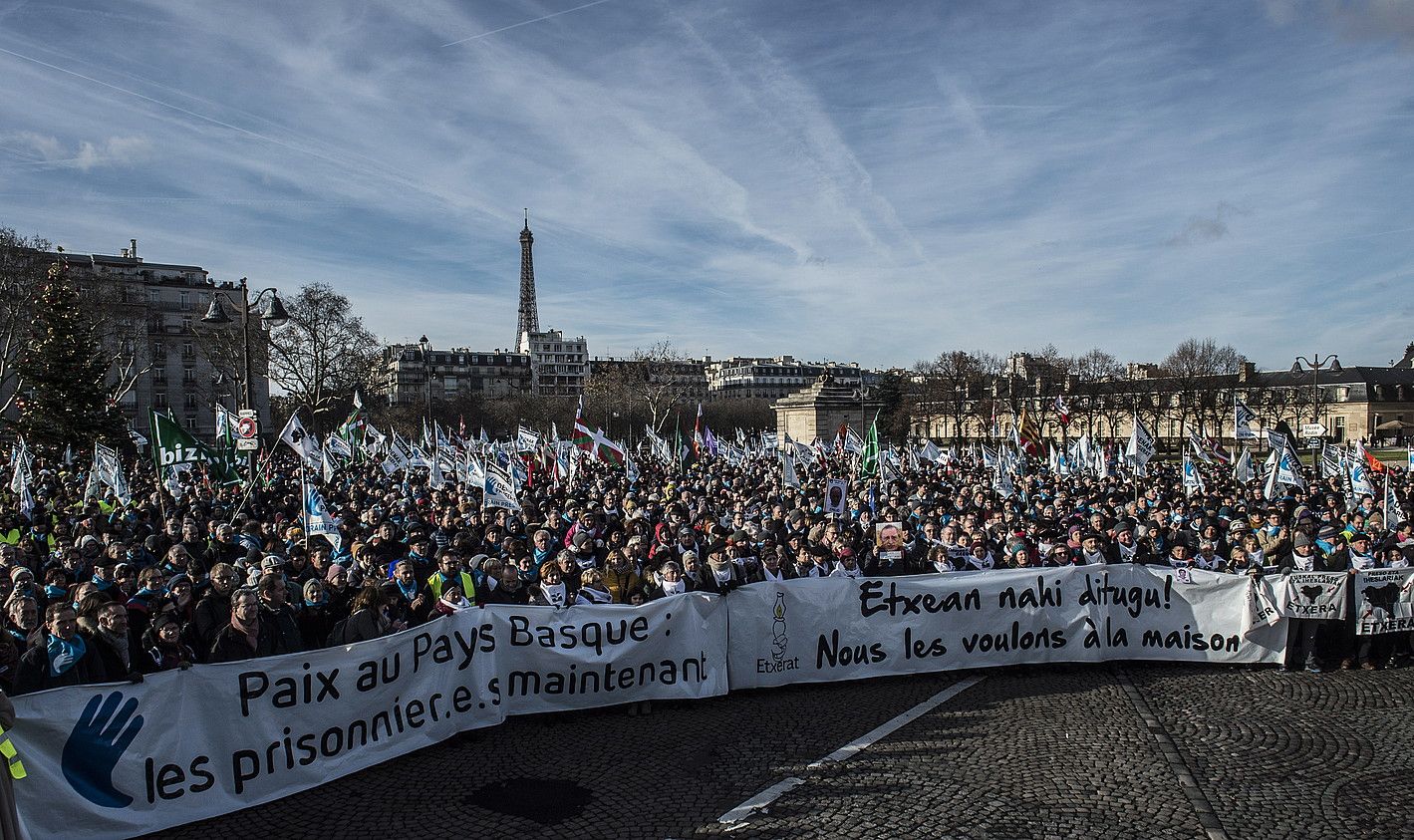 Euskal presoen askapena eskatzeko manifestazio bat egin zuten 2017ko abenduan, Parisen. MARISO RAMIREZ / FOKU. Euskal presoen askapena eskatzeko manifestazio bat egin zuten 2017ko abenduan, Parisen. MARISO RAMIREZ / FOKU.