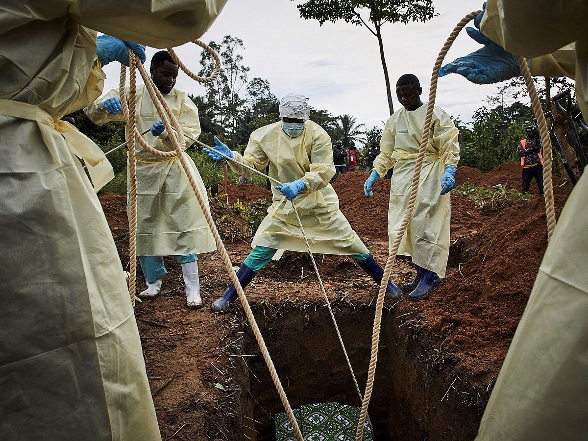 Ebolak hildako Kakule Mbusa Desire lurperatzen, Benin, Ipar Kivu probintzian. HUGH KINSELLA CUNNINGHAM / EFE. Ebolak hildako Kakule Mbusa Desire lurperatzen, Benin, Ipar Kivu probintzian. HUGH KINSELLA CUNNINGHAM / EFE.