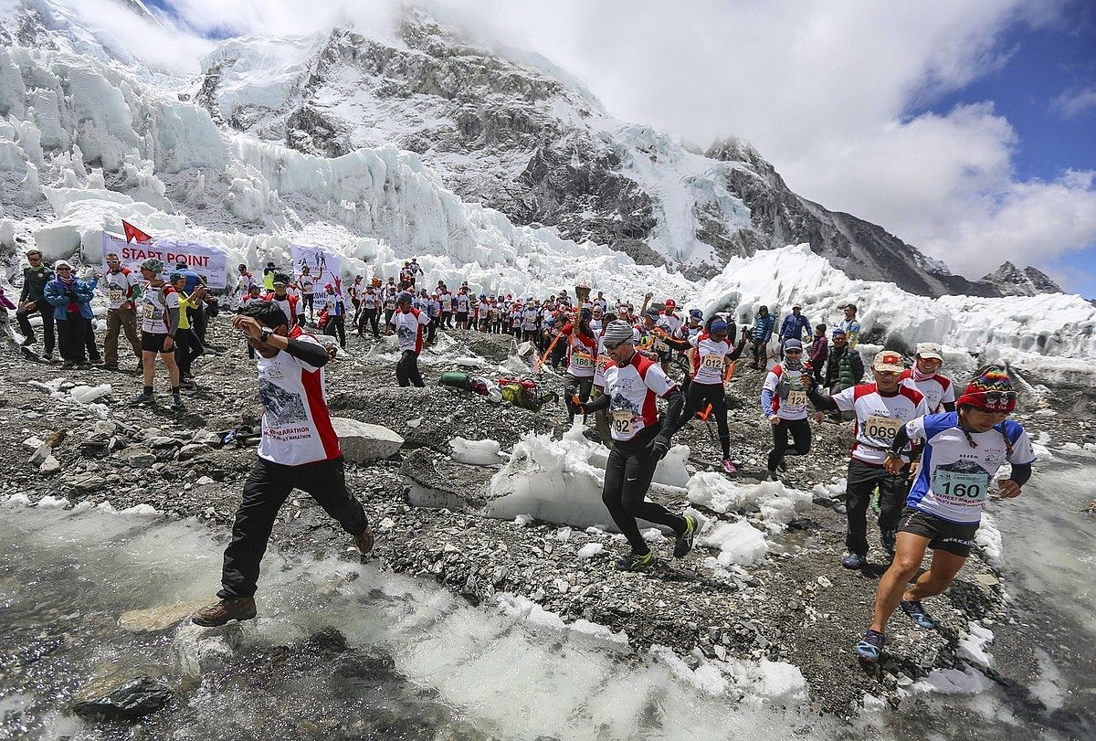 Pasaban Nepalen. Harreman estua egin izan dute Everestera joan izan diren euskaldunek hango xerpa komunitate eta biztanleekin. MAITE H. MATEO / EFE.