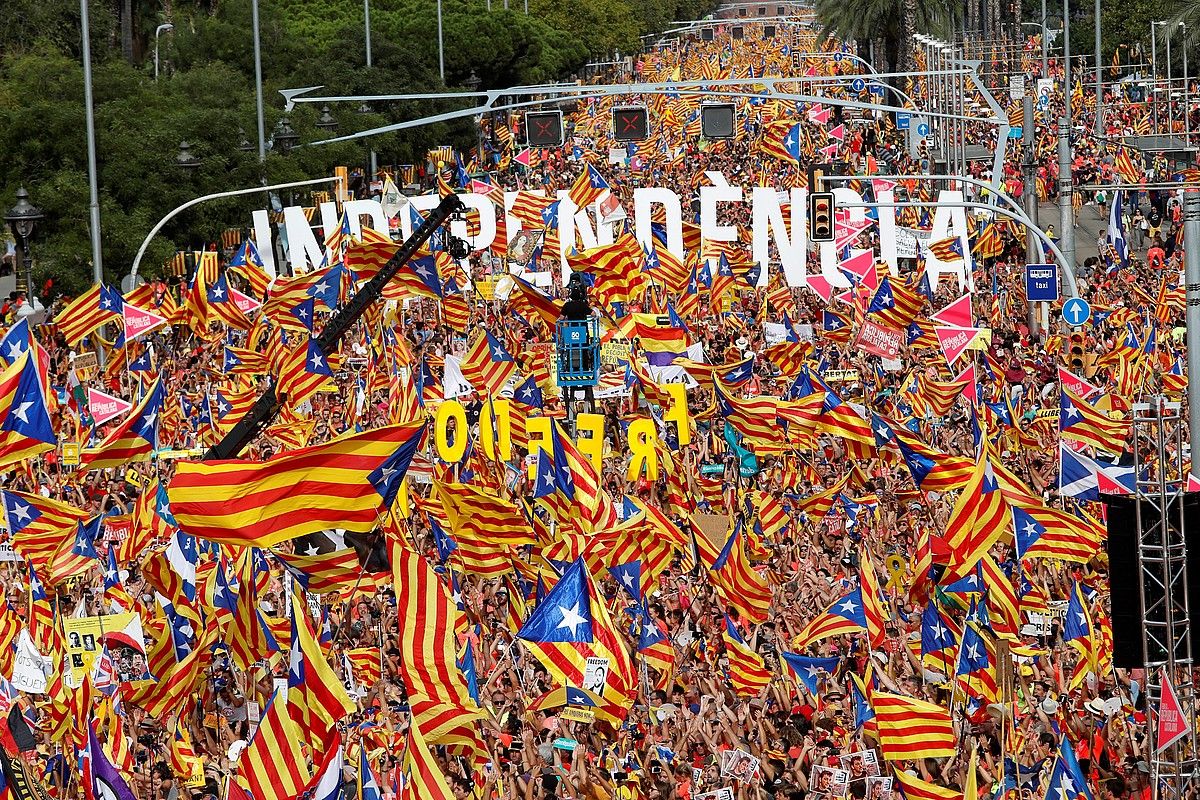 Iazko Diadako manifestazioaren irudi bat, Bartzelonan. Gaur ere kaleak beteko dituzte independentistek. A. GARCIA / EFE.