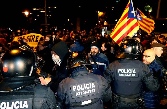 Espainiako Gobernuak Ministroen Kontseiluak Bartzelonan egin zueneko protestak, abenduan. ALEJANDRO GARCíA, EFE