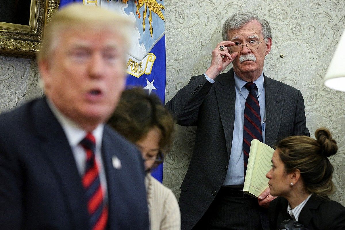 Bolton Trumpi begira Etxe Zurian, artxiboko irudi batean. OLIVER CONTRERAS / EFE. Bolton Trumpi begira Etxe Zurian, artxiboko irudi batean. OLIVER CONTRERAS / EFE.