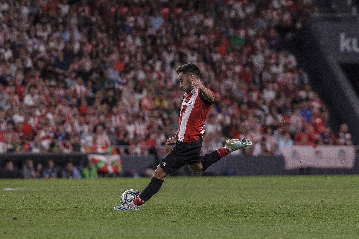 Unai Lopez, jaurtitzeko prest, Athleticek eta Bartzelonak San Mamesen jokatutako partidan. ARITZ LOIOLA / FOKU.