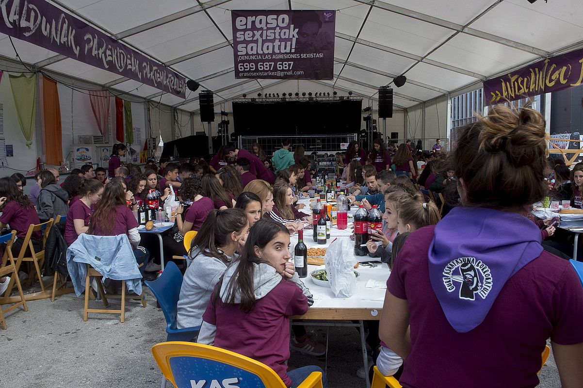 Antsoaingo feministen aldarriak txosnetan egindako herri bazkarian, artxiboko irudi batean. IÑIGO URIZ / FOKU.